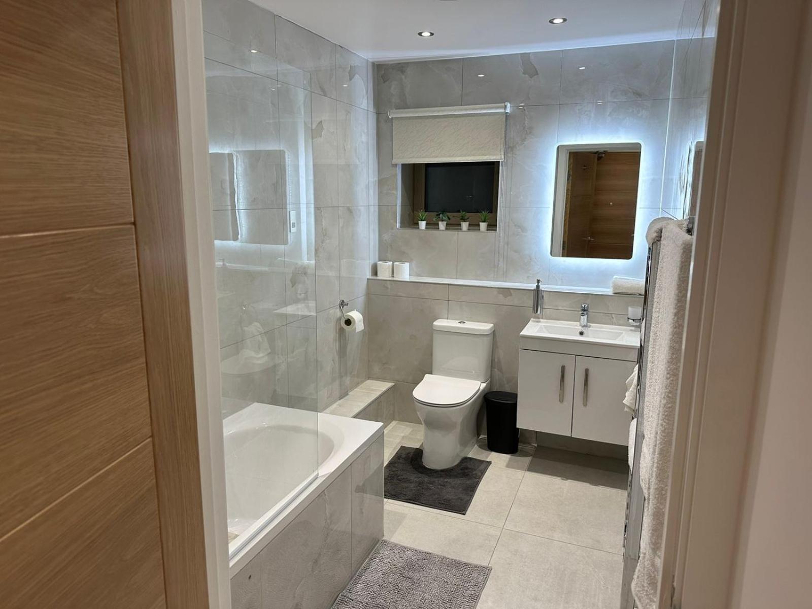 Kensington House By Solitaire Suites Slough Exterior photo