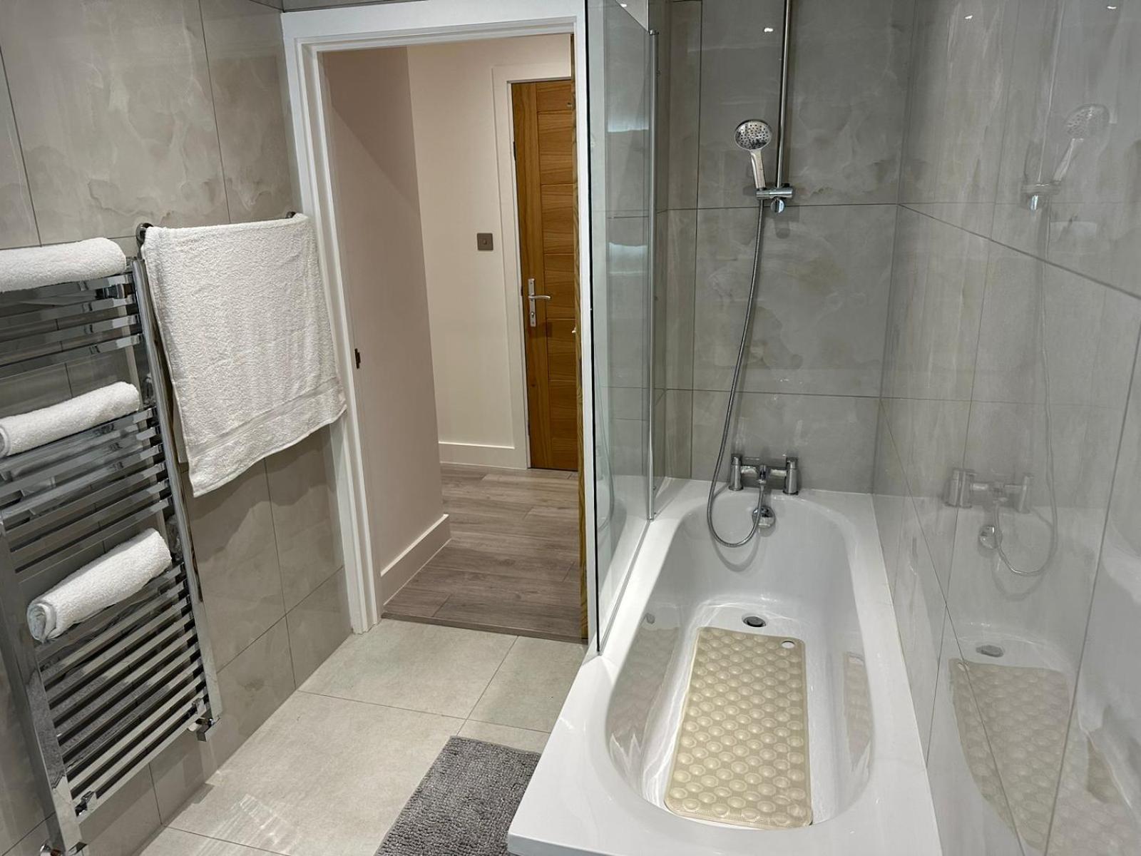 Kensington House By Solitaire Suites Slough Exterior photo